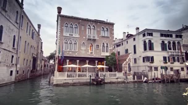 Hotel veneciano y callejón del agua en el Gran Canal . — Vídeo de stock