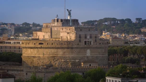 Castel Sant ' Angelo přes řeku Tiber — Stock video