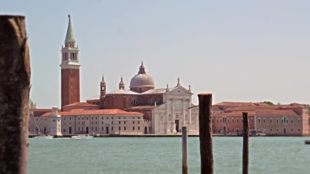 Slow-motion shot van de kerk van San Giorgio Maggiore van over het kanaal — Stockvideo