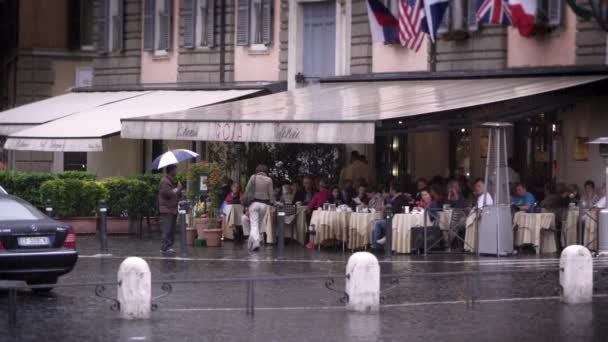 Café romain couvert rempli de personnes mangeant — Video