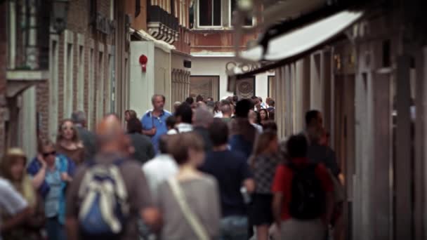 人们沿着威尼斯的小巷漫步 — 图库视频影像