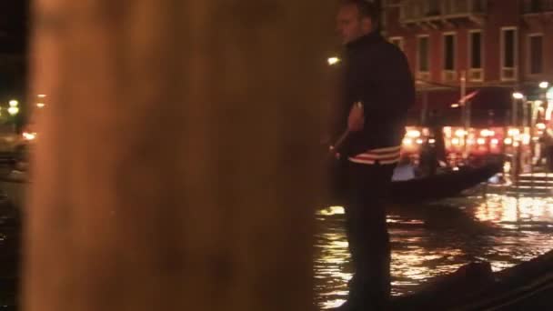 En gondoljär paddlar sin båt på Canal Grande på natten — Stockvideo