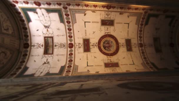 Inclinazione dal soffitto del Museo Vaticano — Video Stock