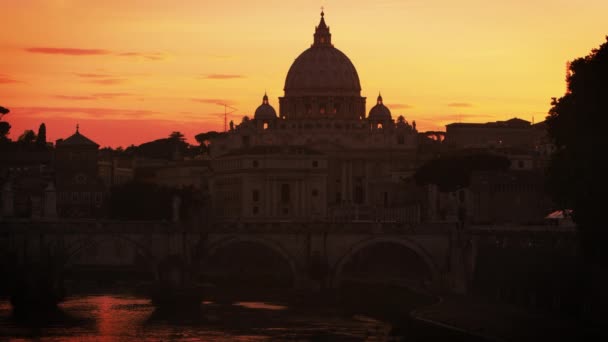 Lato nord di Ponte Sant'Angelo e Basilica di San Pietro al tramonto — Video Stock