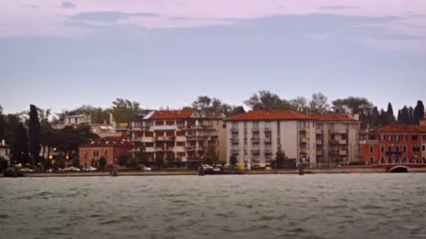 Tracking shot desde un taxi acuático en Venecia — Vídeo de stock