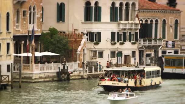 Barcos que passam por um canal em Veneza — Vídeo de Stock