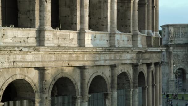 Panning shot close up of Colosseum to Arch of Constantine — Stock Video