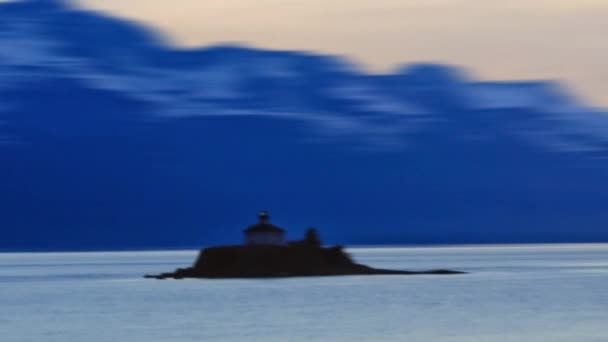 Pasaje temporal de una pequeña isla con un faro en el Pasaje Interior . — Vídeo de stock