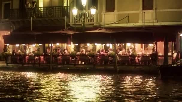 Restaurace, posezení na nábřeží v noci — Stock video