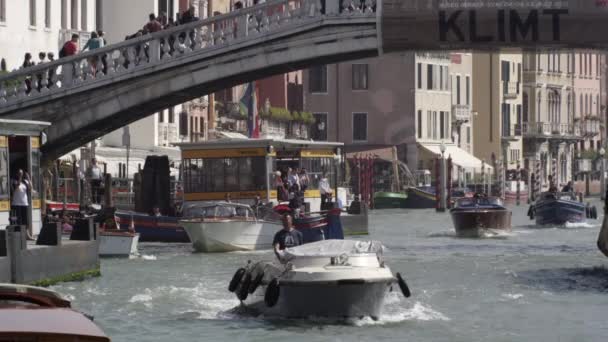 Rušné Grand Canal Bridge s turisty přes most Ponte Scalzi — Stock video