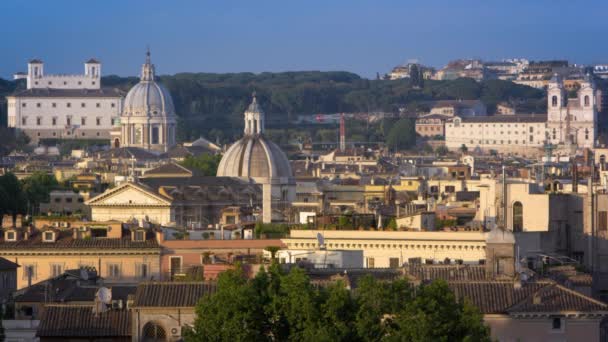 Trinita dei Monti, San Carlo al Corso y otra cúpula del otro lado del río — Vídeos de Stock