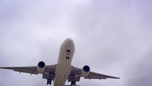 Самолет прибывает в аэропорт Лос-Анджелеса — стоковое видео