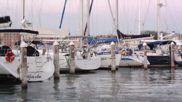 帆船停靠在码头上外邦人波上下摆动 — 图库视频影像