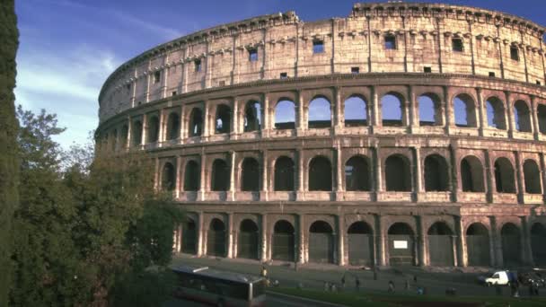 Rallentatore, panoramica inclinata del Colosseo alla strada — Video Stock