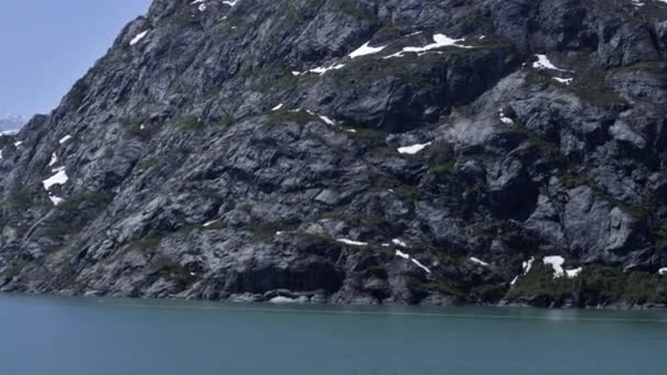 Zeitraffer des verschneiten und felsigen Ufers der Gletscherbucht, Alaska. — Stockvideo