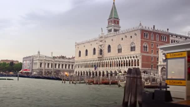 Piazza San Marco in Venetië vanuit zuiden in watertaxi. — Stockvideo