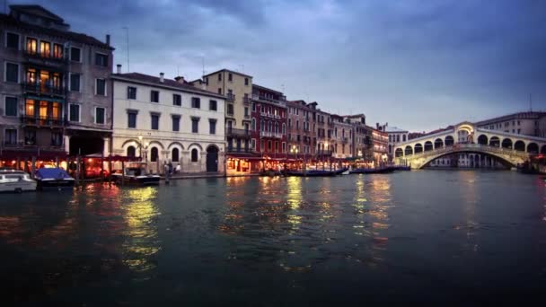 Footage of shops and Rialto Bridge at dusk — Stock Video