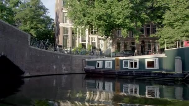 Barcos y casas flotantes a lo largo del terraplén en Amsterdam — Vídeos de Stock