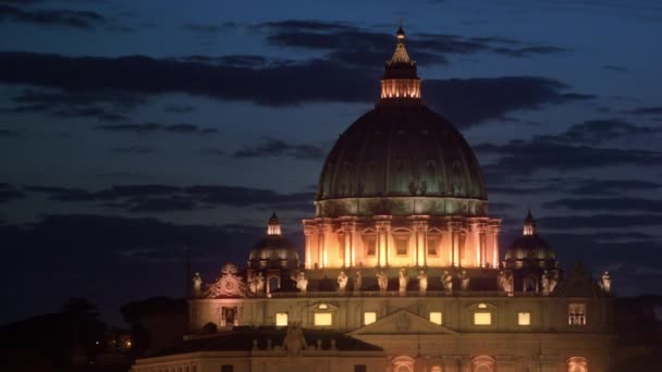 Primer plano de la cúpula de la Basílica de San Pedro iluminada por la noche — Vídeo de stock