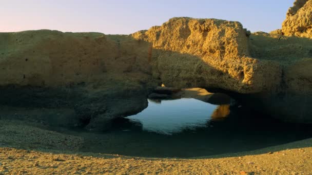 Stock videomaterial panorama eines küstenfelsenbogens am dor beach aufgenommen in israel — Stockvideo