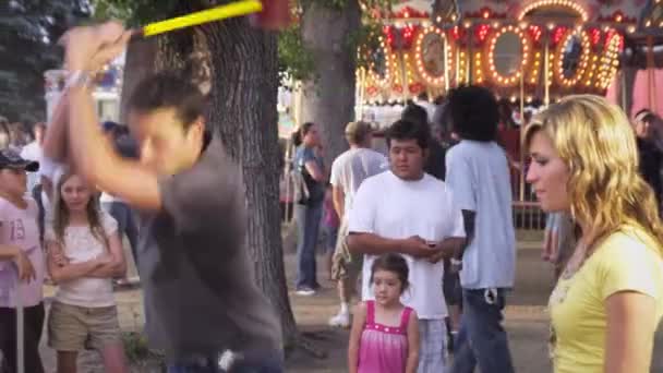 Людина, розмахуючи молот на карнавал гра — стокове відео