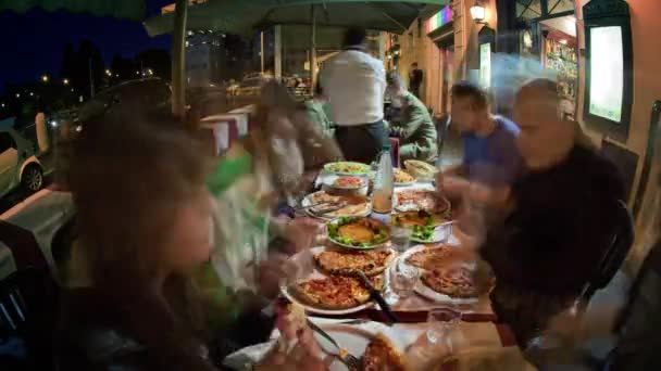 Time-lapse of tourist eating a meal. — Stock Video