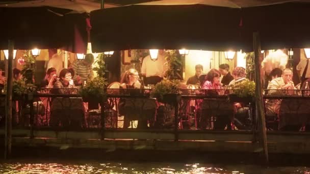 Vid vattnet sittgrupp för restaurang — Stockvideo