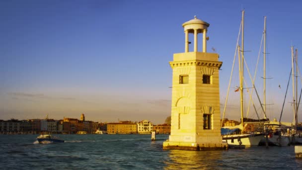 Zeitlupe eines einzigartigen weißen Leuchtturms in der venezianischen Bucht. — Stockvideo