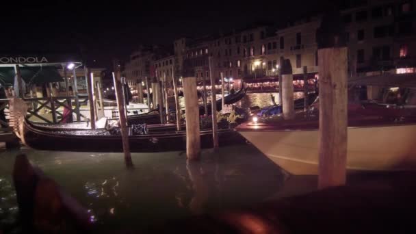 Gondola docks along the Grand Canal — Stock Video