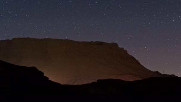 El lapso de tiempo del cosmos en movimiento en el cielo del desierto — Vídeo de stock