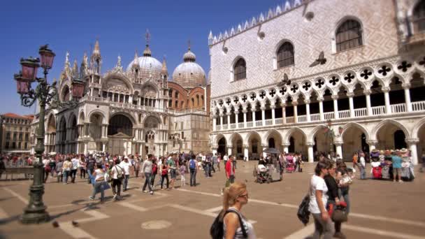 Människor som går genom Piazza San Marco — Stockvideo