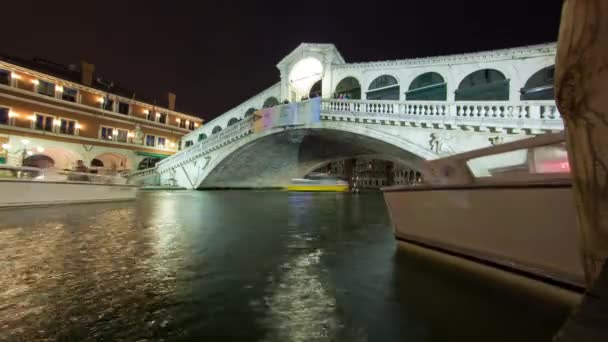 Un puente de Rialto desde el lado del canal . — Vídeos de Stock