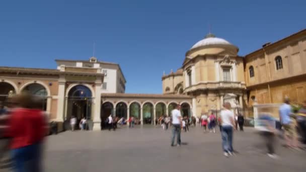 步行穿过繁忙的罗马庭院 — 图库视频影像