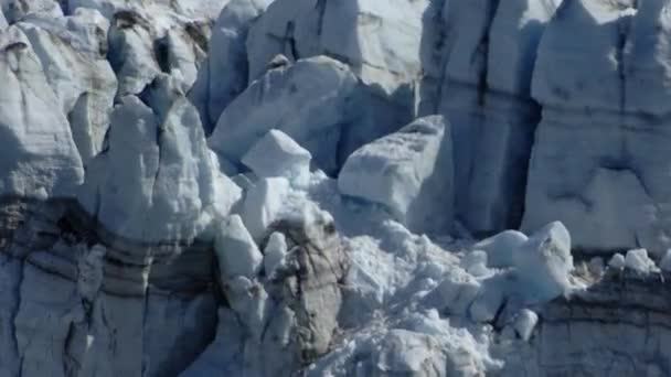 Weergave van de kant van een gletsjer en sneeuw bedekt berg in Glacier Bay, Alaska. — Stockvideo