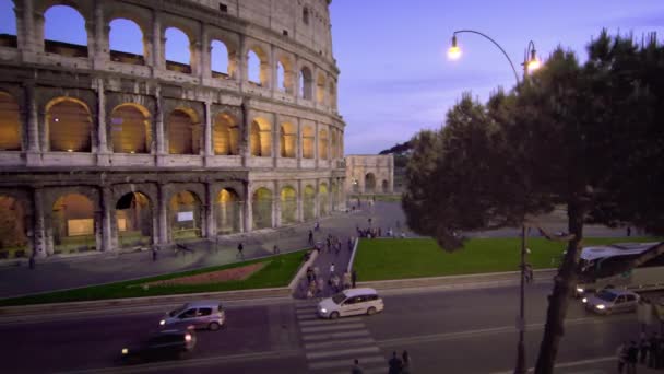 Ağır çekim pan Colosseum yanındaki sokakta araçların. — Stok video