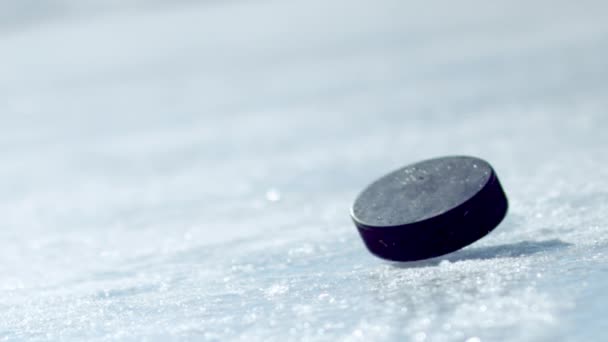 Hokejový puk na ledu a odvezla rukavici