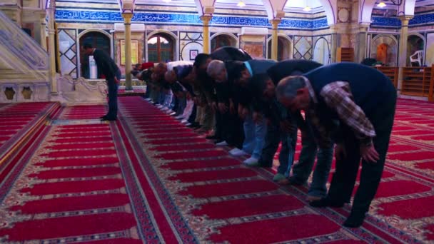 Hombres musulmanes rezando en una mezquita filmada en Israel — Vídeo de stock