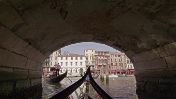 A gondola a Canal Grande túloldalán épületek megtekintése — Stock videók