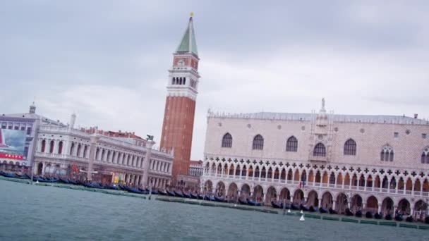 Tracking shot de la Piazza San Marco en Venecia desde el autobús acuático . — Vídeos de Stock