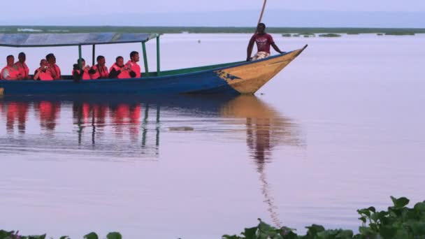 Barco lleno de turistas pasa un hipopótamo — Vídeo de stock