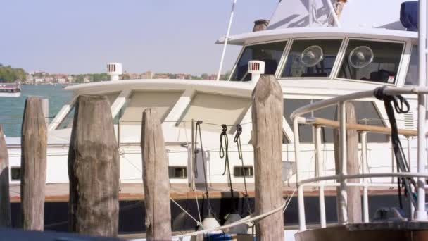 Static shot of a boat docked at a marina in Venice. — Stock Video