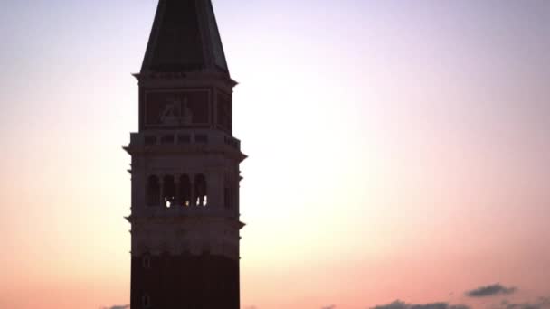 Torre na Piazza San Marco para o canal — Vídeo de Stock