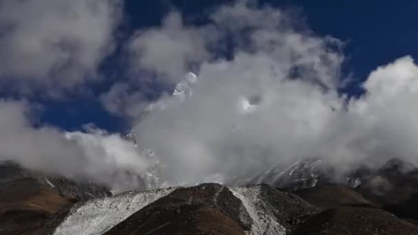 Nubes que pasan frente a un pico del Himalaya . — Vídeo de stock