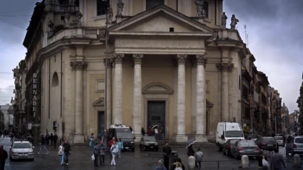 Vue extérieure du bâtiment en dôme sur la Piazza del Popolo . — Video