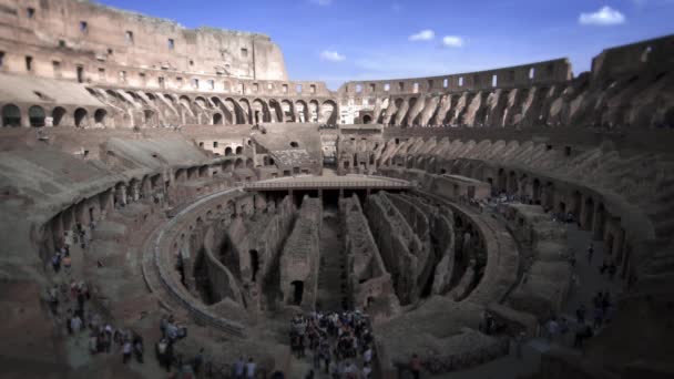 Fotografía en cámara lenta de turistas caminando por el Coliseo — Vídeo de stock