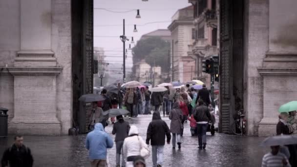 Touristes sortant et entrant sur la Piazza del Popolo — Video