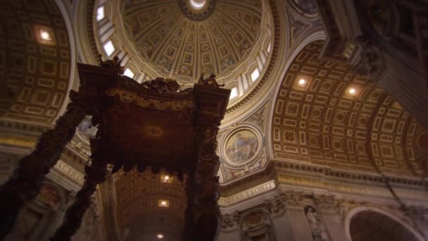 Pan Filmmaterial von den Decken von st peter 's — Stockvideo