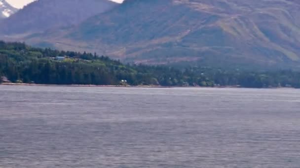 Time-lapse-weergave van huizen langs de kustlijn van de Inside Passage van Alaska. — Stockvideo