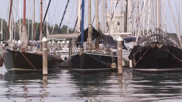 Vitorlások dokkolt-ban a marina lebegett gentile hullámok — Stock videók