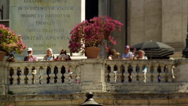 Balkon před Obelisco Sallustiano — Stock video